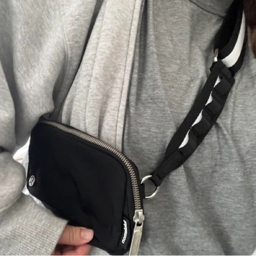 Lululemon everywhere crossbody bag